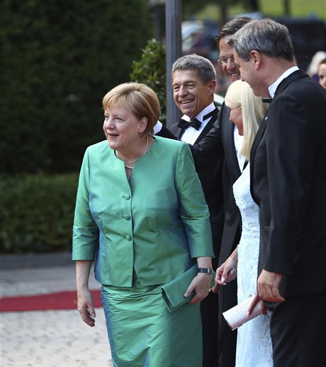 Nmecká kancléka Angela Merkelová se svým manelem Joachimem Sauerem (druhý...