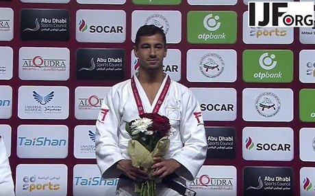 Zlatý medailista judoka Tal Flicker stojí na stupních vítz na Judo Grand Slam...