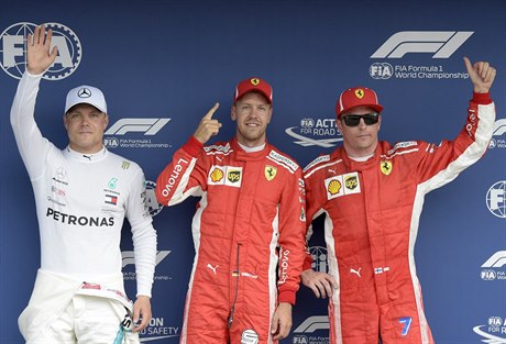 Jezdec Ferarri Sebastian Vettel  slaví svoji poleposition v kvalifikaci na...