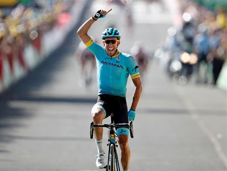 Španělský cyklista Omar Fraile se raduje z vítězství ve čtrnácté etapě Tour de...