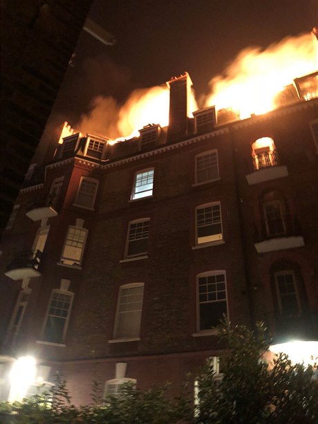 Plameny šlehající z viktoriánské stavby ve čtvrti West Hampstead, Lonýn