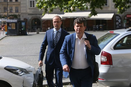 Advokát Radek Pokorný přichází na jednání parlamentní komise k OKD.