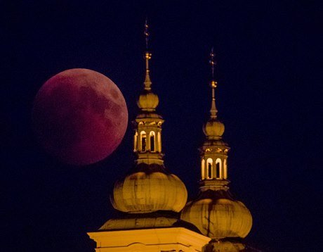 Zatmění Měsíce u Svatého Kopečku u Olomouce.