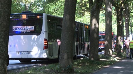 Autobus v Lübecku stojí poté, co v nm útoník napadl cestující i idie noem.