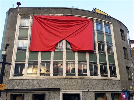Červené trenýrky visící na budově Red Gallery.