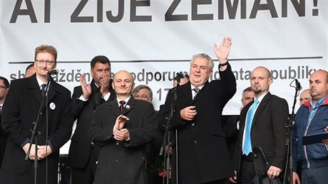 17. listopadu 2015 vedle sebe na Albertov stáli prezident Milo Zeman a Martin...