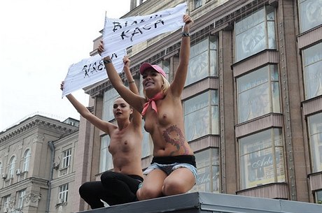 Aktivistky z hnutí Femen pi protestu v Kyjev. aková (vlevo) se jako jedna z...