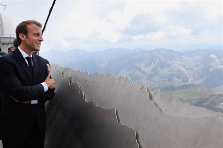 Macron se kochá výhledem na Pyreneje.