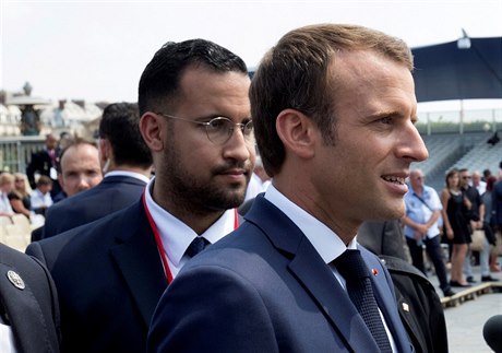 Francouzský prezident Emmanuel Macron se svým poradcem Alexanderem Benallou pi...