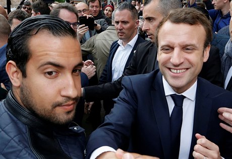 Francouzský prezident Emanuel Macron spolu se svým poradcem Alexandrem Benallou.