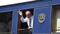 Andrej Kiska zamával s oken historického vlaku, kterým se oba prezidenti svezli.