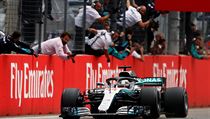 Lewis Hamilton v cíli Velké ceny Německa, kterou opanoval