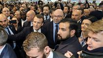 Francouzsk prezident Emmanuel Macron se svm poradcem Alexanderem Benallou pi...