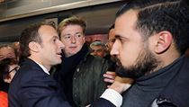 Francouzsk prezident Emmanuel Macron se svm poradcem Alexanderem Benallou pi...