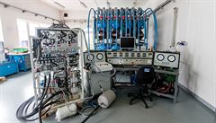 Jak brzdí vlaky? Srdcem brzdy je v�dy rozvad��, brzd�ní vlak� ale zp�sobuje...