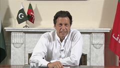 Kriketová hvězda Imran Chán vyhrál pákistánské volby, bude ale muset sestavit koalici