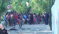 Migranti se sna�ili p�ekonat dvojitý, �est metr� vysoký plot zakon�ený ostnatým...