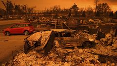 Ničivé požáry v Kalifornii jsou největší v historii státu. V terénu je přes 14 tisíc hasičů