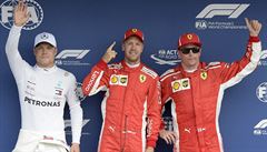 Jezdec Ferarri Sebastian Vettel  slaví svoji poleposition v kvalifikaci na...
