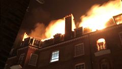 Plameny šlehající z viktoriánské stavby ve čtvrti West Hampstead, Lonýn | na serveru Lidovky.cz | aktuální zprávy