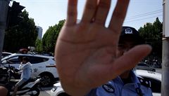 Policista p�ed americkou ambasádou