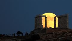 V Athénách se na zatmní Msíce pilo podívat stovky divák.
