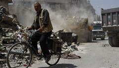 Při útocích na jihu Sýrie zemřelo více než dvě stě lidí. V oblasti bojuje vláda s IS