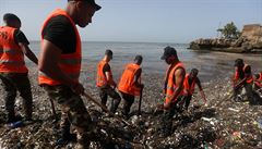 Plastové odpadky vyplavené na plá v Santo Domingo odklízejí vojáci i...