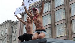 Aktivistky z hnutí Femen pi protestu v Kyjev. aková (vlevo) se jako jedna z...