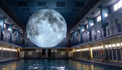 Gigantická replika Měsíce, hlavní předmět putovní výstavy, se ztratila na cestě