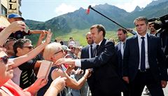 Macron se po píjezdu zdraví s pihlíejícími.