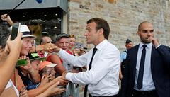 S píznivci se Macron setkal i po otevení vyhlídky.