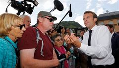 Macron se mezi svými píznivci zastavil i na krátkou diskuzi.