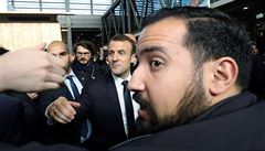 Francouzský prezident Emmanuel Macron a jeho poradce Alexander Benalla (v...