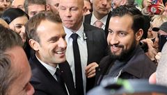 Francouzský prezident Emmanuel Macron se svým poradcem Alexanderem Benallou.