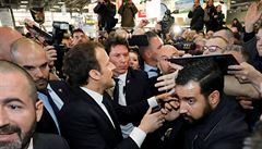 Francouzský prezident Emmanuel Macron se svým poradcem Alexanderem Benallou pi...