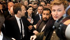 Francouzský prezident Emmanuel Macron se svým poradcem Alexanderem Benallou pi...