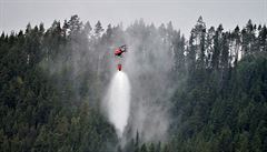 Hasii likvidují lesní poáry i za pomoci helikoptér.