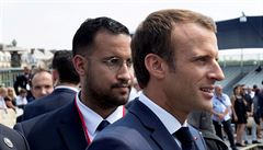 Francouzský prezident Emmanuel Macron se svým poradcem Alexanderem Benallou pi...