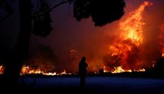 Ničivý požár u Atén mohl být založen úmyslně. Úřady zahájily vyšetřování