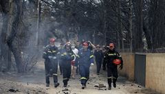 81 mrtvých, 187 zraněných a třídenní smutek. Požár v Řecku je na ústupu