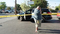 Útočník držel v supermarketu v Los Angeles 50 rukojmí. Incident nepřežila jedna žena