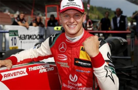 Mick Schumacher oslavuje po první výhe ve Formuli 3.