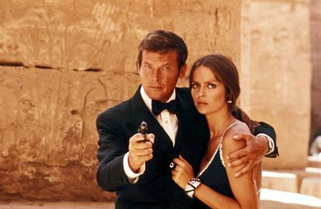 James Bond (Roger Moore) a bondgirl Anya Amasová (Barbara Bachová) ve snímku...