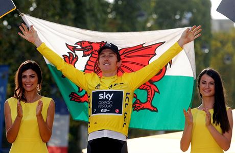 Geraint Thomas si uíval triumfu s velskou vlajkou.