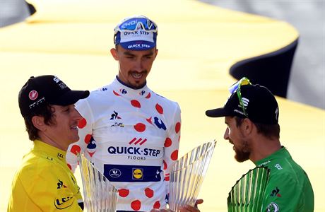 Vtz vrchask soute Julian Alaphilippe (uprosted) a gratulujc si Geraint...