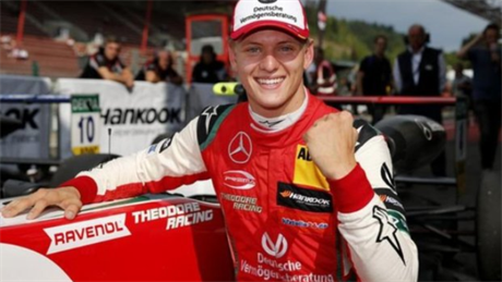 Mick Schumacher oslavuje po první výhe ve Formuli 3.