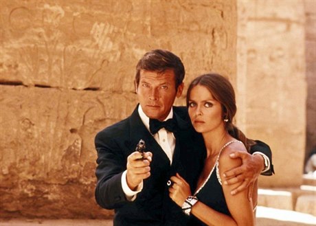 James Bond (Roger Moore) a bondgirl Anya Amasová (Barbara Bachová) ve snímku...