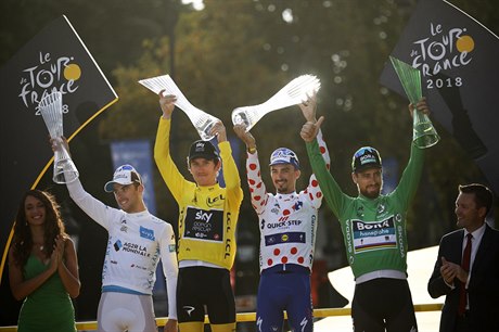 Pierre Latour, Geraint Thomas, Julian Alaphilippe a Peter Sagan se radují ze...