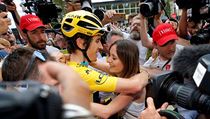 Geraint Thomas se raduje z vítězství na Tour společně se svou manželkou.